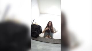 Quay lén lồn chị gái lạ mặc vào nhà đái nhờ cứ nhìn vào cam ngỡ chị phát hiện toang.