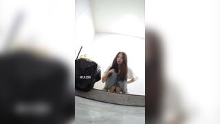 Quay lén lồn chị gái lạ mặc vào nhà đái nhờ cứ nhìn vào cam ngỡ chị phát hiện toang.