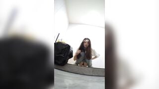 Quay lén lồn nhỏ bạn thân vào nhà đái nhờ nó nhìn miết vào cam nghĩ bị nó phát hiện.