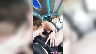 Gái xinh BJ địt nhau với bạn trai trên xe giường nằm