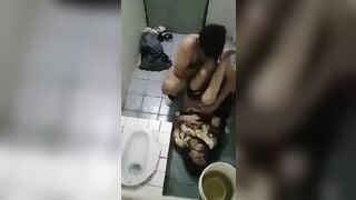 Hiếp dâm em gái trong toilet