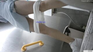 Cam kín quay lén các em teen TQ xinh đẹp đi đái trong nhà vệ sinh công cộng #3