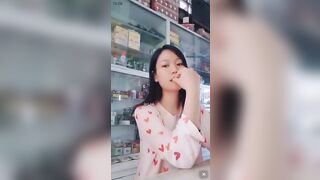 Thu hút khách hàng em gái đành sài chiêu cho khách hàng bóp vú tại quầy.