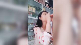 Thu hút khách hàng em gái đành sài chiêu cho khách hàng bóp vú tại quầy.