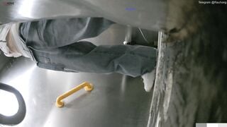 Cam kín quay lén các em teen TQ xinh đẹp đi đái trong nhà vệ sinh công cộng #24