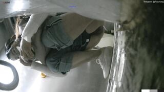 Cam kín quay lén các em teen TQ xinh đẹp đi đái trong nhà vệ sinh công cộng #25