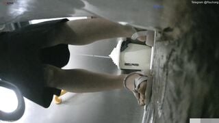 Cam kín quay lén các em teen TQ xinh đẹp đi đái trong nhà vệ sinh công cộng #26
