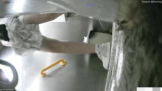 Cam kín quay lén các em teen TQ xinh đẹp đi đái trong nhà vệ sinh công cộng #29