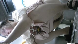 Cam kín quay lén các em teen TQ xinh đẹp đi đái trong nhà vệ sinh công cộng #33