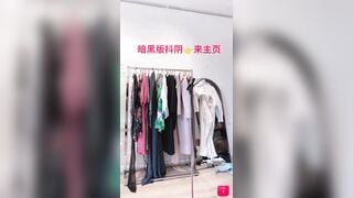 Gái xinh Loli mình dây Bán quần áo, Lộ Núm Vú Trước Gương nứng vcl