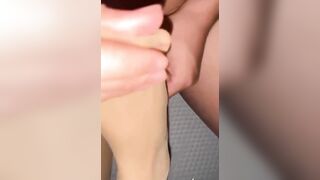 Nữa đêm sang phòng e dâu nvvp dùng cặp chân sục cặc rồi đè e ra đụ sướng lồn
