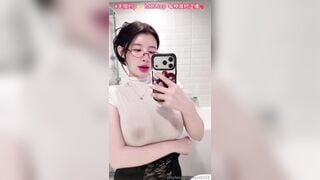 Dcm, Con đĩ Chubby Kính cận Vú To Lồn Múp Vào WC Thủ dâm Bóp vú Móc lồn