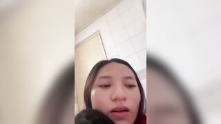 Được hôm thằng em trai 17 tuổi sang nhà chơi chị họ dắt vào toilet chu đít cho nó đụ.