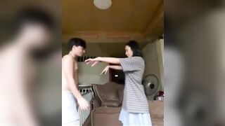 Anh họ đang bế em gái 16 tuổi lên đụ thì bất ngờ nhà có khách.