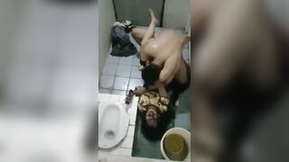Đụ con bạn thân say rượu trong nhà vệ sinh