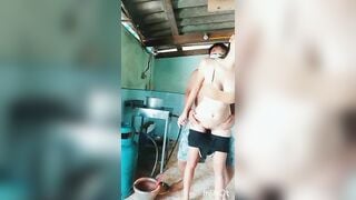 Em gái nấu ăn ko mặc sì líp bị anh họ đè đụ ngay tại bếp.