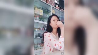 Em gái bán thuốc xinh đẹp vui vẻ để khách hàng bóp vú ngay vầy thuốc.