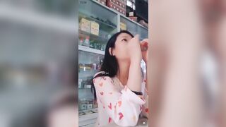 Em gái bán thuốc xinh đẹp vui vẻ để khách hàng bóp vú ngay vầy thuốc.