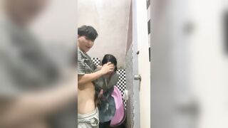 Anh họ liều lĩnh bắt em gái 17 tuổi bú cu còn đụ luôn không bao.