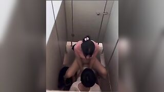 Cặp đôi đụ nhau trong toilet siêu thị