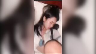Cô gái xinh đang rất hưng phấn