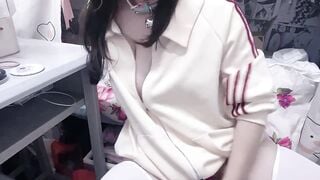 Em học sinh cấp 3 vú to lồn múp lắm lông thủ dâm lồn chảy nước