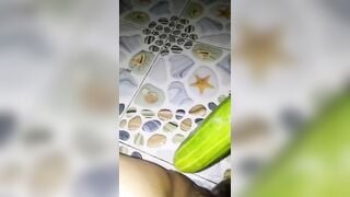 Sướng cùng trái dưa chuột trong nhà tắm