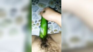 Sướng cùng trái dưa chuột trong nhà tắm