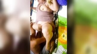 Tranh thủ địt mẹ vợ vú to lồn múp dụp nhấp mấy cái bắn tinh vào lồn