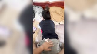 Em ngại ngùng che mặt