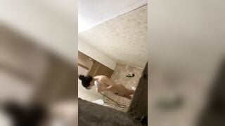 Quay lén em gái hàng xóm tắm 3