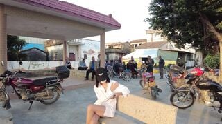 Cú sốc về già của các cụ mới sáng sớm đã gặp dâm nữ khỏa thân đi dạo trêu các cụ r