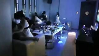 Đi Karaoke là phải nhún như vậy à
