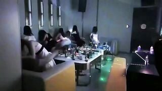 Đi Karaoke là phải nhún như vậy à
