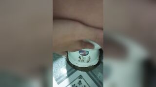Em gái lồn non thủ dâm trong nhà vệ sinh trong khi người nhà ở bên ngoài