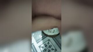 Em gái lồn non thủ dâm trong nhà vệ sinh trong khi người nhà ở bên ngoài