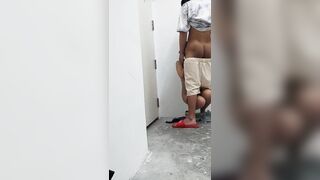bắt em gái học sinh cấp 3 mới lớn bú cặc và địt em gái ở cầu thang phần 2