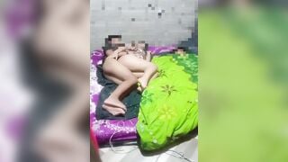 Em chồng liều lĩnh leo lên giường chị dâu đụ khi anh trai đang ngủ kế bên.