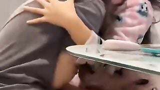2 em les yêu nhau cha mẹ ko để ý tranh thủ móc lồn tự sướng cho nhau lén lút.