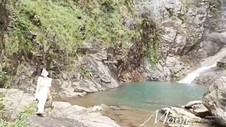 Khoả thân bên suối