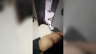 Vừa đụ e ghệ ở trọ vừa hé cửa ra cho kích thích,ai đi qua chắc mời vô chơi cùng lun