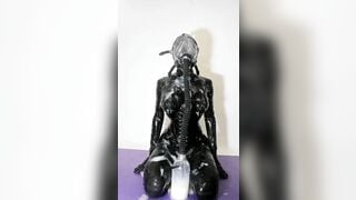 Tôi lấy ra món đồ chơi nhỏ, trực tiếp đẩy vào nơi riêng tư ướt át của cô ấy 2