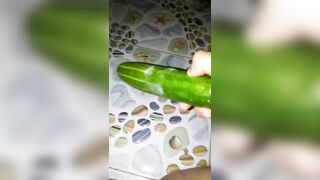 nhét cả quả dưa chuột vào bướm thế thì còn gì là lồn