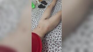 Em học sinh mới lớn hàng non tắm xịt nước vào lồn kích thích