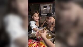 Ăn nhậu cùng đám bạn em gái ngứa lồn kéo sì líp gãi lộ hết cả mép lồn.