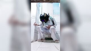 Em học sinh mắc đái mà đi ko kịp đành tè ra quần gục ngã trước cửa thiên đường.