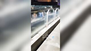 Em gái xinh nửa đêm ra đường khoả thân