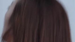 Em gái đứng ở cửa nhìn chị gái và anh rể địt nhau dâm đãng rên la kích thích