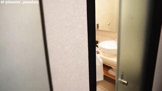 Lén chụp ảnh nhỏ e họ vú bự đg tắm bị e phát hiện đc e cho đụ lồn e cực phê