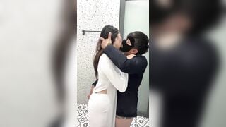 Bú mỏ địt nhau với e ghệ học sinh dâm trg nvs mới đi học về còn ch kịp thay áo dài